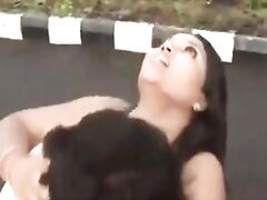 நடு வீதியில் அம்மாவின் பாச்சியை கசக்கி பிழியும் மகன்  Tamil Mom sex